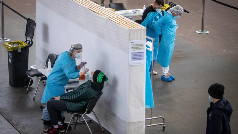 Fotografija: Testiranje zaposlenih v šolstvu na Gospodarskem razstavišču FOTO: Voranc Vogel/Delo