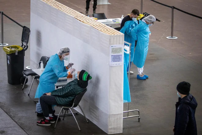Testiranje zaposlenih v šolstvu na Gospodarskem razstavišču FOTO: Voranc Vogel/Delo