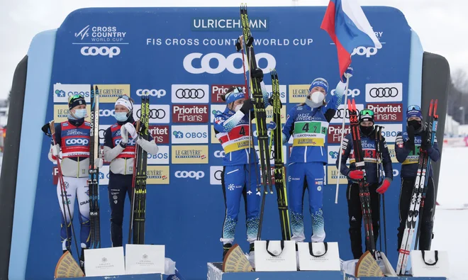 Takole je bilo na odru za zmagovalke (z leve): Švedinji Maja Dahlqvist in Linn Svahn, Slovenki Anamarija Lampič in Eva Urevc in Švicarki Nadine Faehndrich in Laurien van der Graaf. FOTO: Adam Ihse/AFP