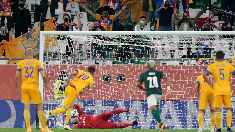 Fotografija: Polfinalni dvoboj je s strelom z bele točke odločil francoski napadalec Andre Pierre Gignac. FOTO: Mohammed Dabbous/Reuters