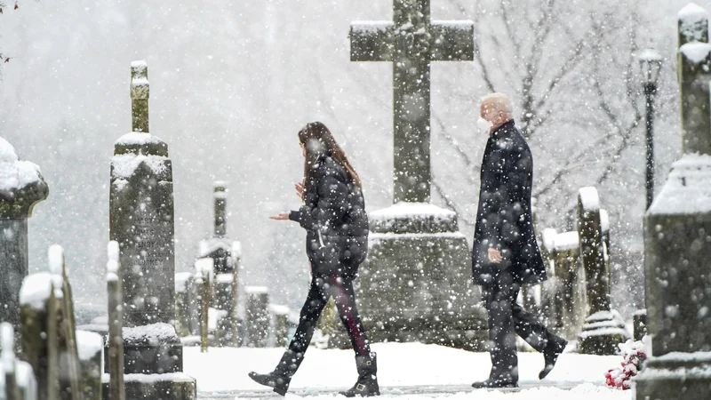 Fotografija: Ameriški predsednik Biden z vnukinjo po nedeljski maši v domačem Wilmingtonu. FOTO: Joshua Roberts/Reuters