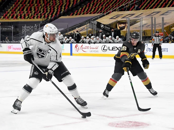 Anže Kopitar je zadel že po 36 sekundah, a je Vegas hitro nadoknadil zaostanek in znova premagal Kralje. FOTO: Ethan Miller/AFP