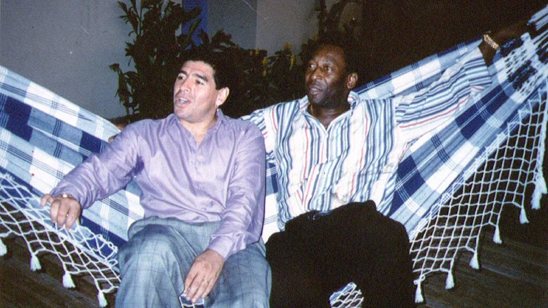 Fotografija: Maradona in Pele maja 1995 v Riu de Janeiru, ko ga je Pele povabil, naj zaigra za Santos. FOTO: Guillermo Copolla/Reuters