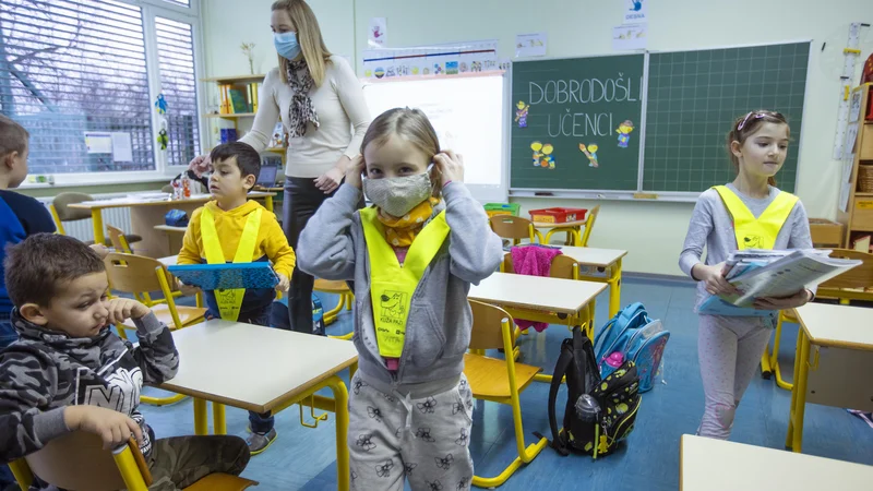 Fotografija: Otroci prvega in drugega razreda naj dosledno nosijo rumene rutke, starši pa naj z njimi ponovijo prometna pravila. FOTO: Jože Suhadolnik/Delo