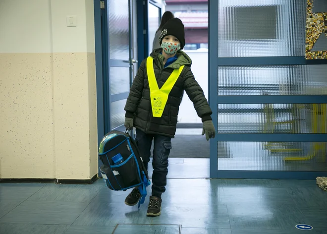 Po več kot treh mesecih bodo jutri nekateri otroci vnovič prestopili šolski prag. FOTO: Jože Suhadolnik/Delo