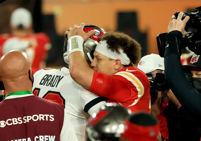 Patrick Mahomes je čestital 18 let starejšemu tekmecu za zmago. FOTO: Mike Ehrmann/AFP