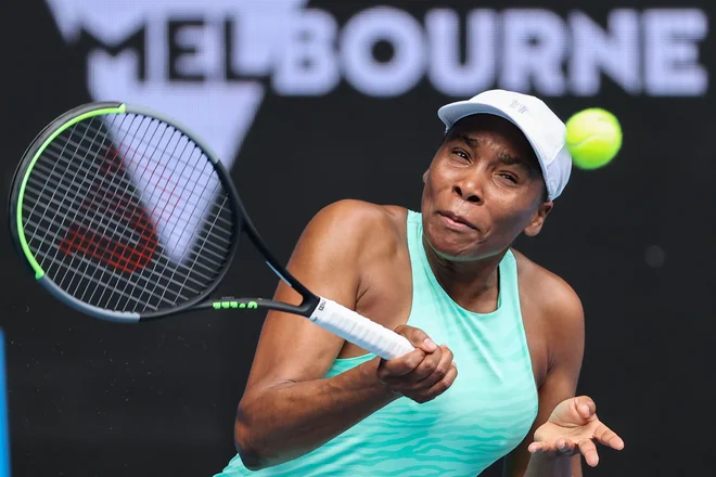 Leto dnis tarejša od sester Williams, 40-letna Venus, je ugnala Belgijko Kirsten Flipkens. FOTO: David Gray/AFP
