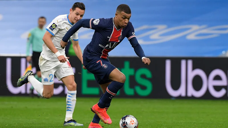 Fotografija: Kylian Mbappe je bil v derbiju francoskega prvenstva v Marseillu neulovljiv za gostitelje. FOTO: Nicolas Tucat/AFP