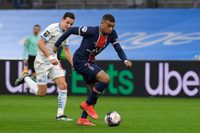 Kylian Mbappe je bil v derbiju francoskega prvenstva v Marseillu neulovljiv za gostitelje. FOTO: Nicolas Tucat/AFP