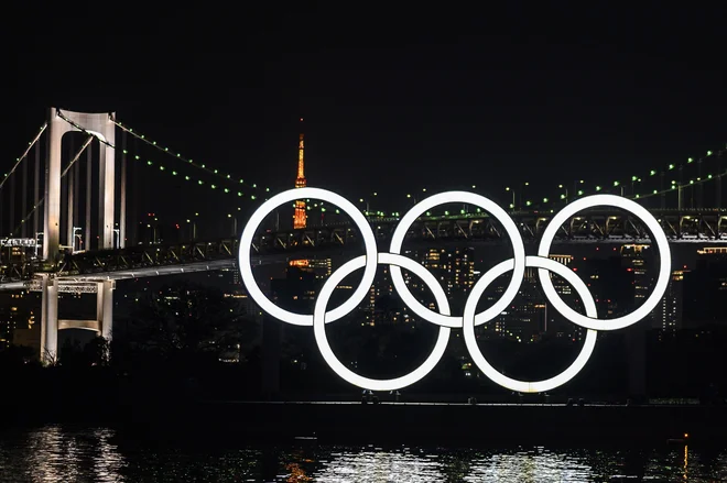 Medicinskis trokovnjaki menijo, da povsem varnih olimpijskih iger ni mogoče izpeljati. FOTO: Charly Triballeau/AFP