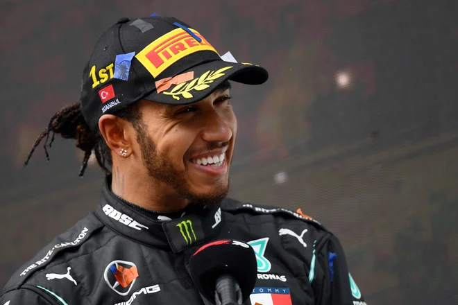 Lewis Hamilton bo še naprej vozil za Mercedes. FOTO: Clive Mason/AFP