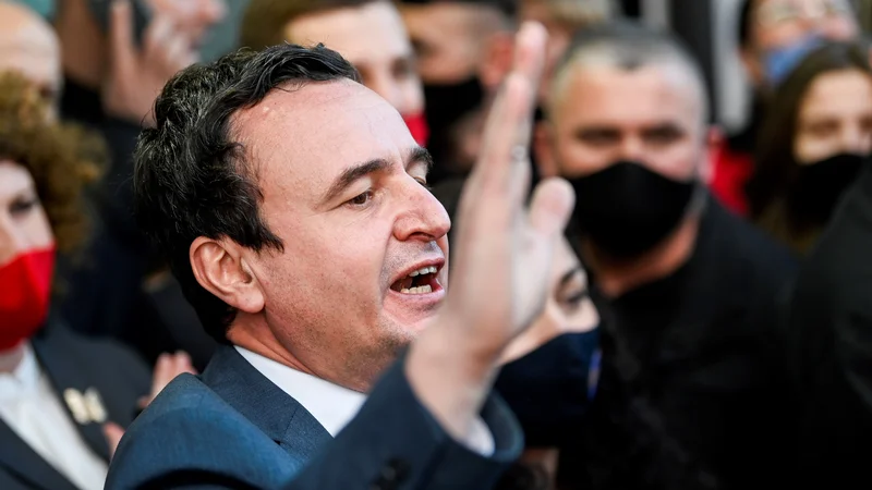 Fotografija: Vodja gibanja Samoopredelitev Albin Kurti na shodu v Gjakovi
FOTO: Armend Nimani/AFP
