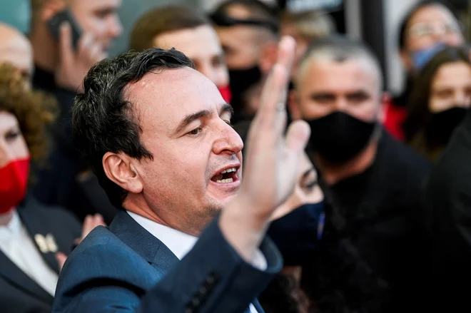 Vodja gibanja Samoopredelitev Albin Kurti na shodu v Gjakovi<br />
FOTO: Armend Nimani/AFP