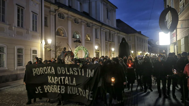 Fotografija: Pogrebni sprevod po ljubljanskih ulicah, kjer so obeležili smrt kulture. FOTO: Blaž Samec/Delo