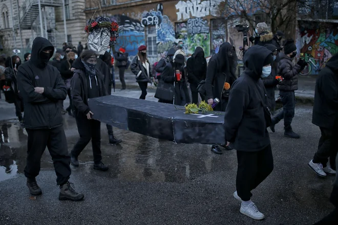 Pogrebni sprevod po ljubljanskih ulicah. FOTO: Blaž Samec/Delo
