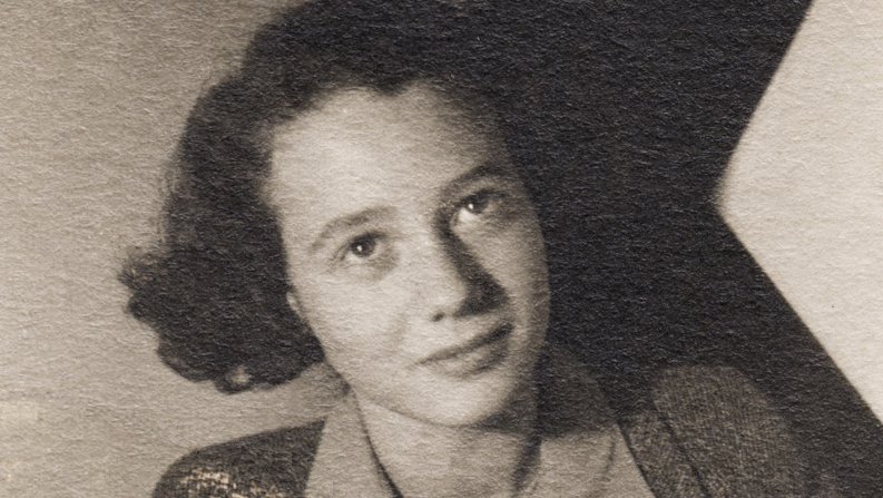 Fotografija: Dita Kraus je bila pogumna mlada knjiž­ničarka v Auschwitzu.
FOTO: osebni arhiv