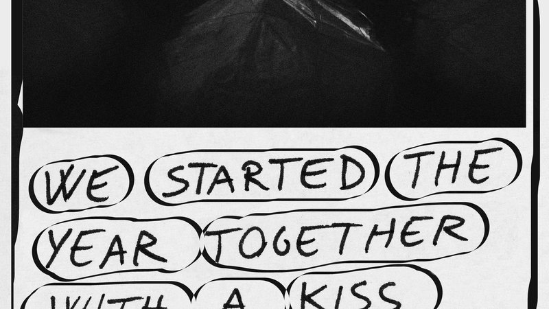 Fotografija: »Na plakat sem vključil citat enega od migrantov iz Morie: Leto sva začela skupaj s poljubom, zdaj pa sploh ne vem, kje si,« pravi oblikovalec Blaž Rojs. FOTO: Blaž Rojs