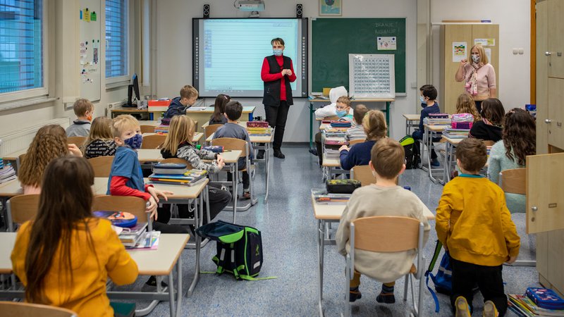 Fotografija: V skladu s četrtkovo odločitvijo vlade danes v šole odhajajo vsi učenci prvega triletja osnovnih šol, prav tako znova odpirajo vse vrtce. FOTO: Voranc Vogel/Delo