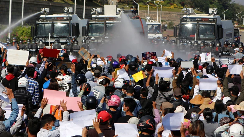 Fotografija: Policija je protestnike v burmanski prestolnici Nepjido razganjala z vodnim topom. FOTO: Reuters