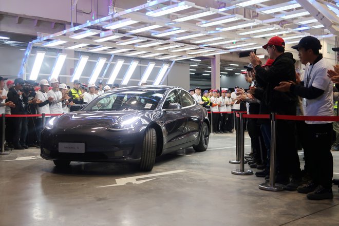 Prvi avtomobili Tesla Model 3 so iz nove tovarne v Šanghaju prišli konec decembra 2019. FOTO: Sun Yilei/Reuters