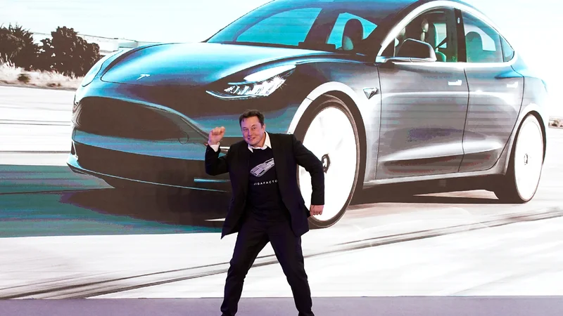 Fotografija: Na Kitajskem je Tesla ob pozdravu njenega prvega moža Elona Muska najprej začela izdelovati model 3, sledil ji je športni terenec Y. FOTO: Aly Song/Reuters