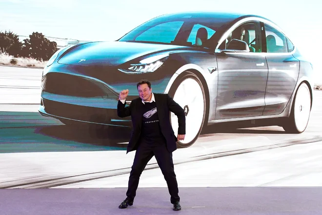 Na Kitajskem je Tesla ob pozdravu njenega prvega moža Elona Muska najprej začela izdelovati model 3, sledil ji je športni terenec Y. FOTO: Aly Song/Reuters