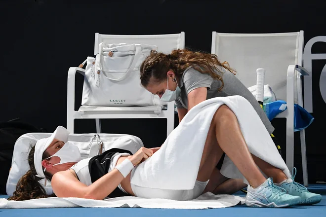 Johanna Konta je dvoboj predala zaradi bolečin v predelu trebuha. FOTO: William West/AFP