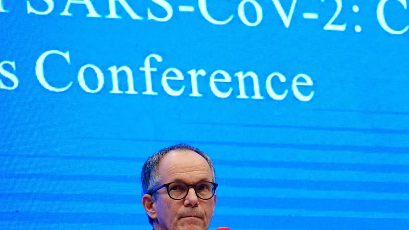 Fotografija: Peter Ben Embarek, vodja strokovnjakov Svetovne zdravstvene organizacije, ob predstavitvi raziskave o izvoru izbruha koronavirusa. FOTO: Aly Song/Reuters