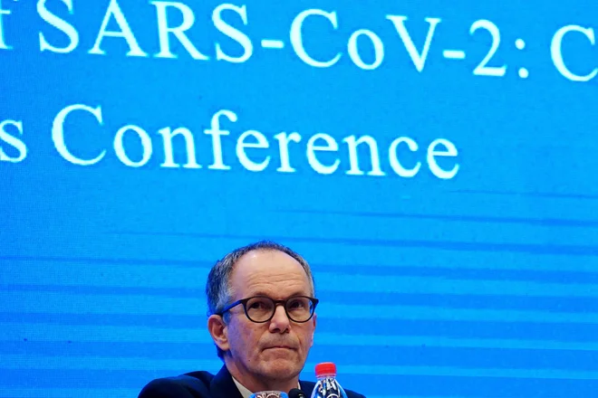 Peter Ben Embarek, vodja strokovnjakov Svetovne zdravstvene organizacije, ob predstavitvi raziskave o izvoru izbruha koronavirusa.&nbsp;FOTO: Aly Song/Reuters