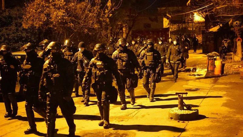 Fotografija: Oboroženi pripadniki posebne policijske enote na Metelkovi FOTO: Andi Koglot