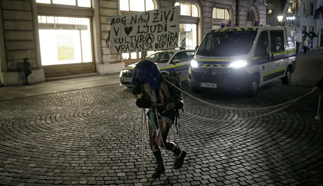 Pogrebni sprevod po ljubljanskih ulicah, kjer so zaznamovali smrt kulture. FOTO: Blaž Samec/Delo