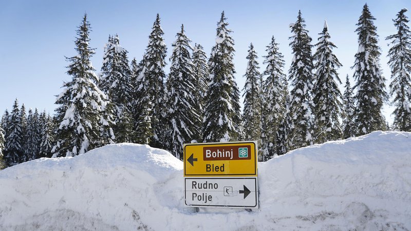 Fotografija: Kupi snega lahko povzročijo kup težav na Pokljuki. Foto: Leon Vidic