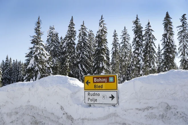 Kupi snega lahko povzročijo kup težav na Pokljuki. Foto: Leon Vidic