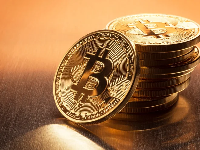 Najodmevnejša novica leta 2021 je prav gotovo 1,5-milijardni vložek Tesle v bitcoin. FOTO: Uspeh d.o.o.