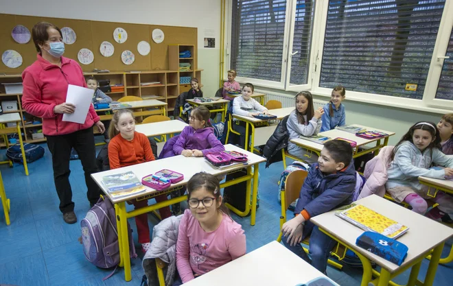 Ponovni prihod nekaterih šolarjev prve triade januarja letos. FOTO: Jože Suhadolnik/Delo