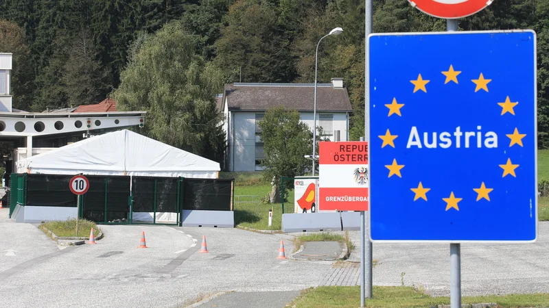 Fotografija: Čezmejni delavci jutri v Avstrijo ne bodo mogli brez negativnega testa na koronavirus. FOTO: Tadej Regent/Delo