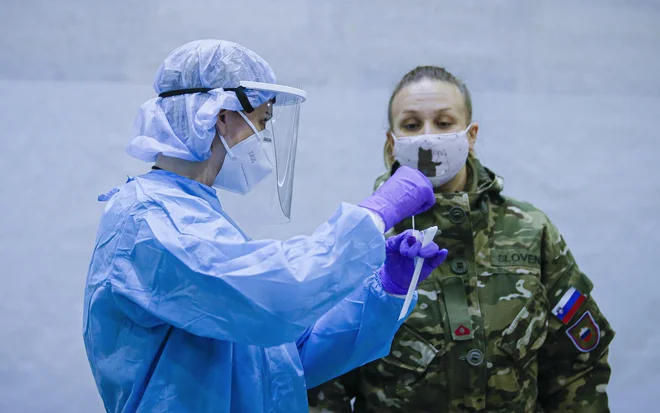 Slovenska vojska je pomagala pri jemanju brisov zaposlenim v šolstvu.<br />
Foto Jože Suhadolnik