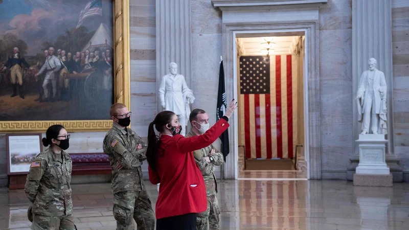Fotografija: V kongresu, ki ga po vdoru 6. januarja še vedno varujejo pripadniki nacionalne garde, se je začela ustavna tožba proti Donaldu Trumpu. FOTO: Brendan Smialowski/AFP