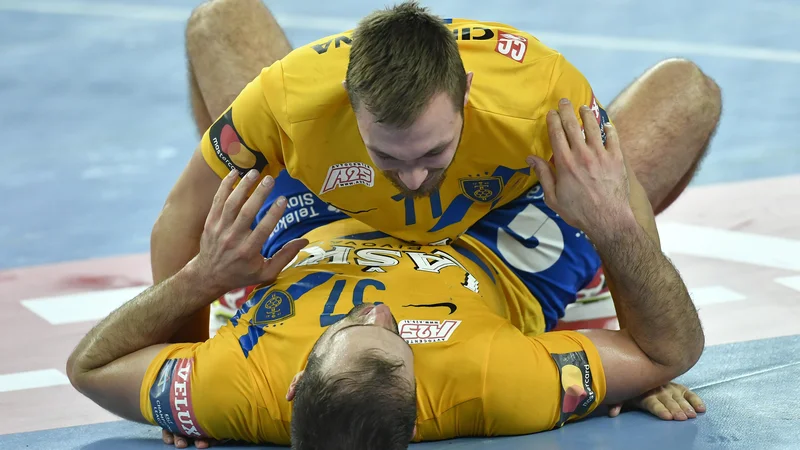 Fotografija: Gal Marguč (zgoraj) ni imel svojega dne, Josip Šarac pač, oba pa sta se veselila zmage proti Zagrebu. FOTO: Ronald Gorsic/Cropix