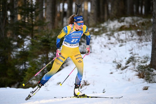 Švedinja Hanna Öberg bi lahko na SP mešala štrene Norvežankama Marte Olsbu Røiseland in Tiril Eckhoff.<strong> </strong>FOTO: Jure Makovec/AFP