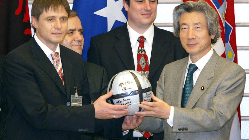 Fotografija: Dragan Stojković (levo) je pustil najmočnejši pečat v majici Crvene zvezde, uspešno igralsko-trenersko kariero pa je zgradil tudi na Japonskem, kar je cenil nekdanji japonski premier Juničiro Koizumi (desno). FOTO: Kazuhiro Nogi/Reuters