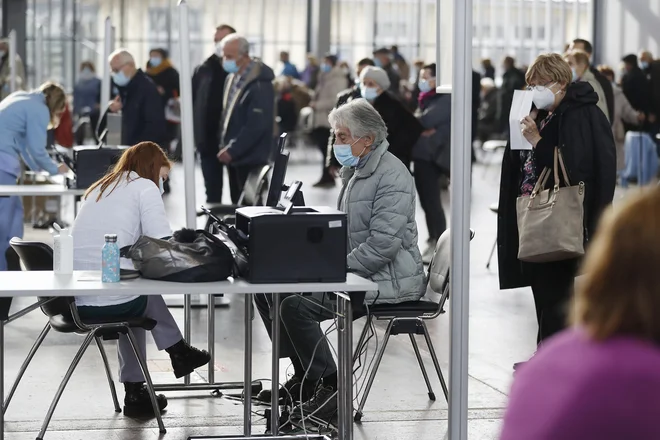 Množično cepljenje proti koronavirusu na Gospodarskem razstavišču. FOTO: Leon Vidic/Delo