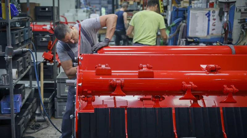 Fotografija: Vrednost industrijske proizvodnje se je lani znižala za dobrih šest odstotkov, ugotavljajo statistiki. FOTO: Jože Suhadolnik/Delo