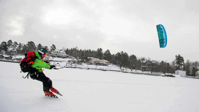 Fotografija: V bližini Stockholma so Švedi izkoristili zimske vremenske razmere za kajtanje z drsalkami. FOTO: Jonathan Nackstrand/Afp