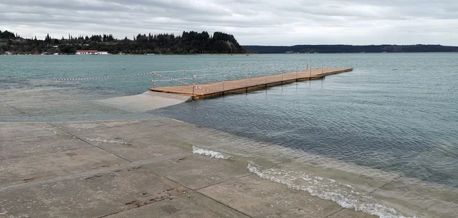 Morje je poplavilo portoroške plaže. FOTO: Boris Šuligoj