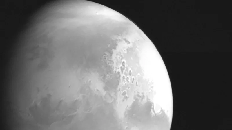 Fotografija: Pred dnevi je kitajska vesoljska agencija objavila prvo fotografijo Marsa, ki jo je posnela sonda Tianwen-1. FOTO: China National Space Adminstration/AFP