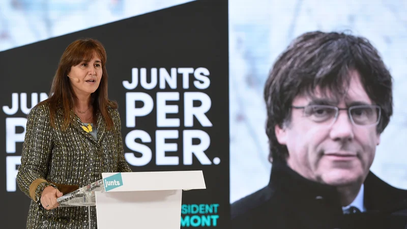 Fotografija: Laura Borràs je prvi glas stranke JxCat v Kataloniji. Za njo in hkrati pred njo stoji Carles Puigdemont v eksilu. Foto Josep Lago/AFP