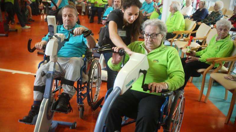 Fotografija: Med prvim in drugim valom so v Domu starejših občanov Fužine življenje popestrili s kolesarjenjem na seniorskem maratonu Franja. FOTO: Jure Eržen/Delo