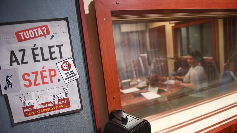 Fotografija: Madžarski medijski regulator NMHH je septembra lani sporočil, da je Klubradio, ki je slišen predvsem v Budimpešti, večkrat kršil pravila, ker je zamujal z oddajanjem dokumentov. Regulator je zato postaji zavrnil podaljšanje sedemletnega dovoljenja za oddajanje, ki se izteče 14. februarja. FOTO: Attila Kisbenedek/AFP