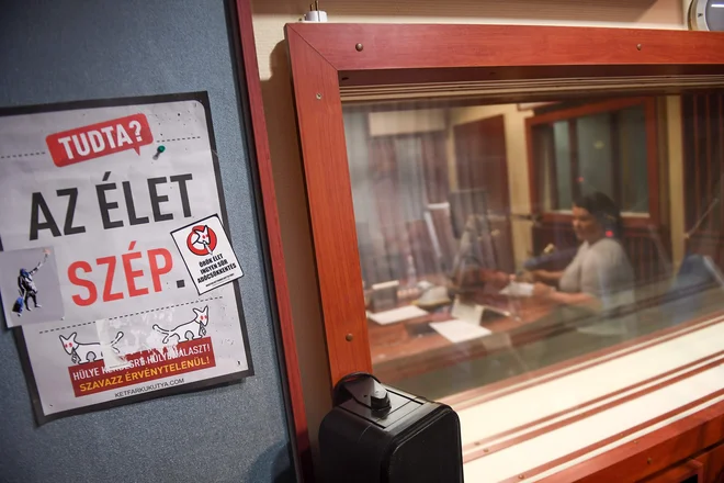 Madžarski medijski regulator NMHH je septembra lani sporočil, da je Klubradio, ki je slišen predvsem v Budimpešti, večkrat kršil pravila, ker je zamujal z oddajanjem dokumentov. Regulator je zato postaji zavrnil podaljšanje sedemletnega dovoljenja za oddajanje, ki se izteče 14. februarja. FOTO:&nbsp;Attila Kisbenedek/AFP